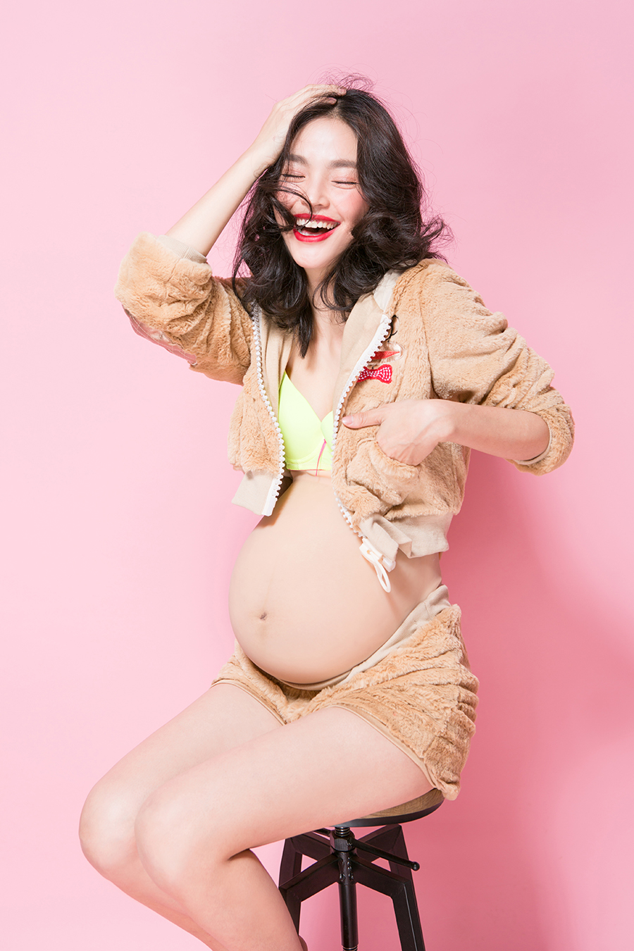孕妇摄影写真样片，时尚室内粉色纯色背景照片素材