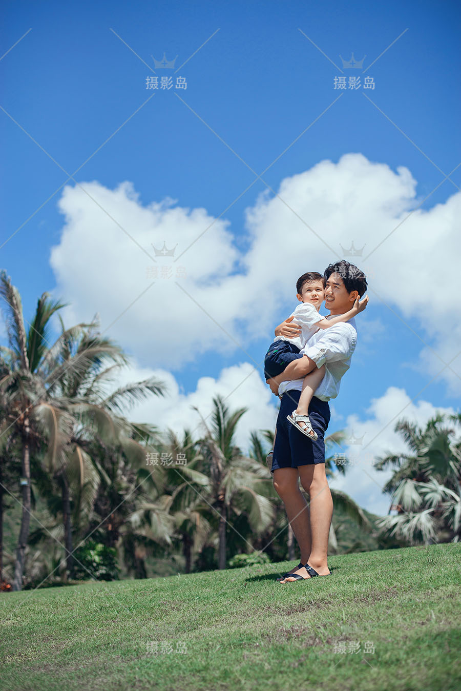 一家三口亲子写真全家福样片，蓝天海边椰树背景样照