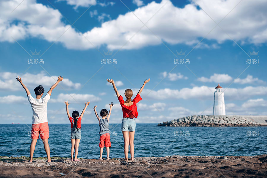 全家福亲子样片，一家四口蓝天海边沙滩背景写真样照