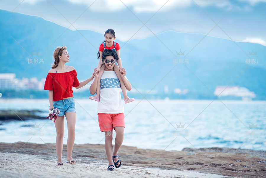 全家福亲子样片，一家四口蓝天海边沙滩背景写真样照