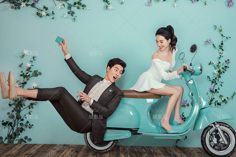 婚纱摄影JPG样片，室内纯色背景情侣写真样张，影楼韩式现代清新时尚浪漫客片素材