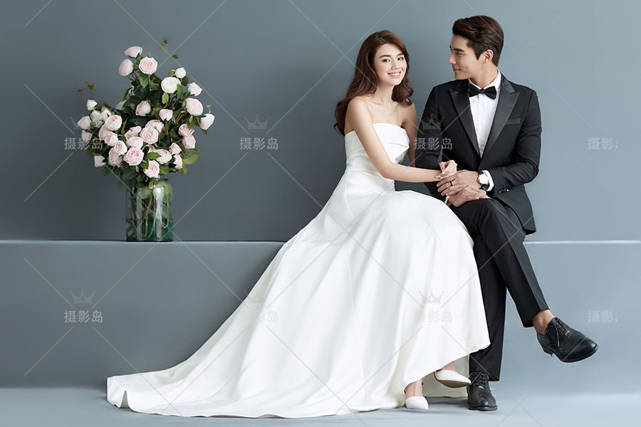 展会韩式情侣婚纱照样片，影楼唯美室内纯色黑白放大样张图库