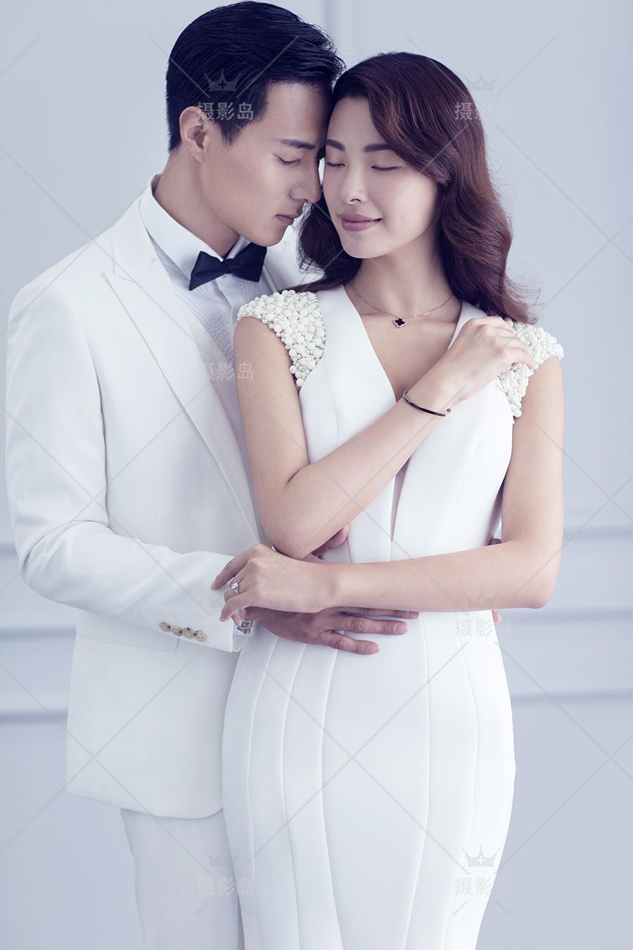 展会韩式情侣婚纱照样片，影楼唯美室内纯色黑白放大样张图库