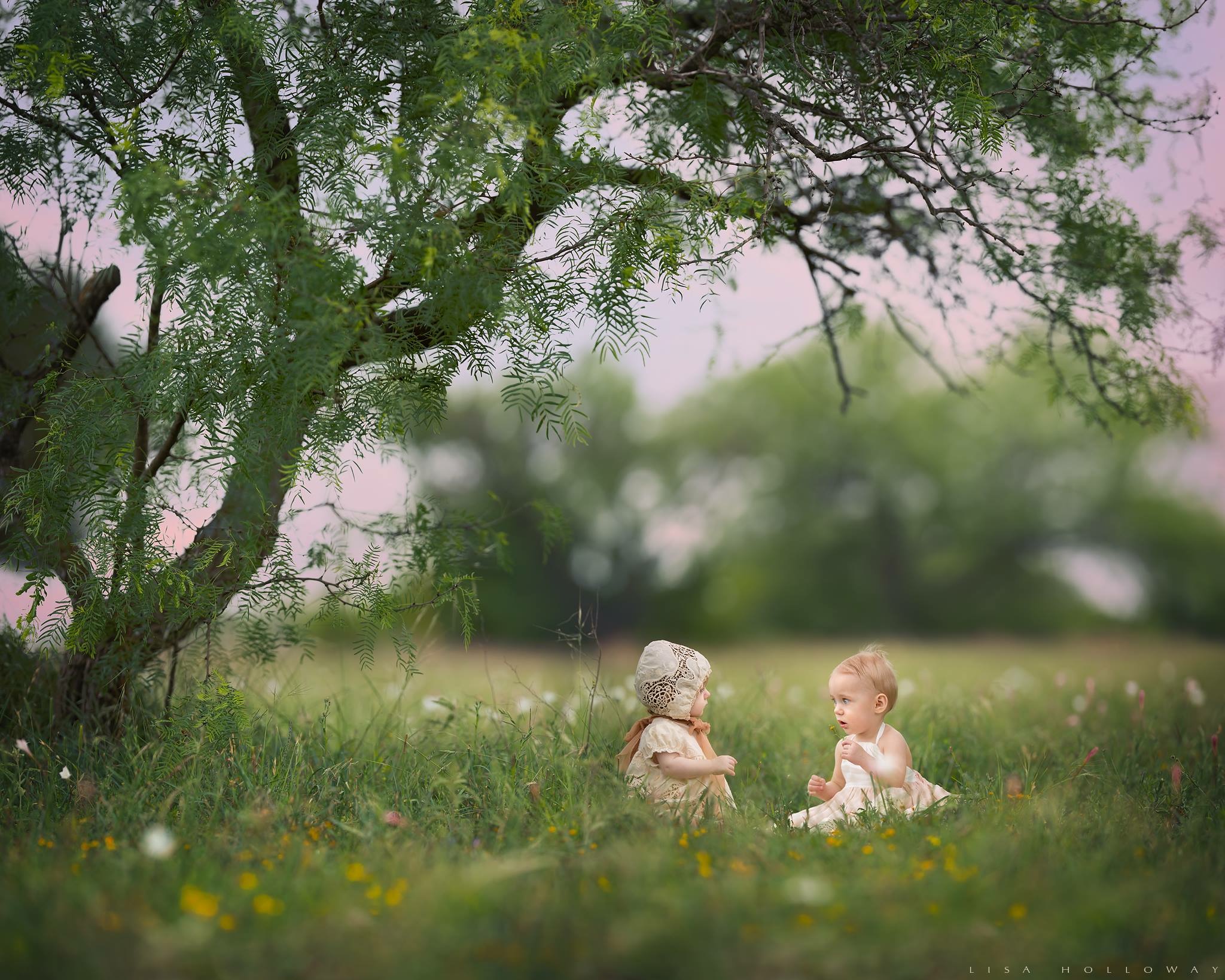 场景中有树的外景儿童摄影，小女孩外景写真