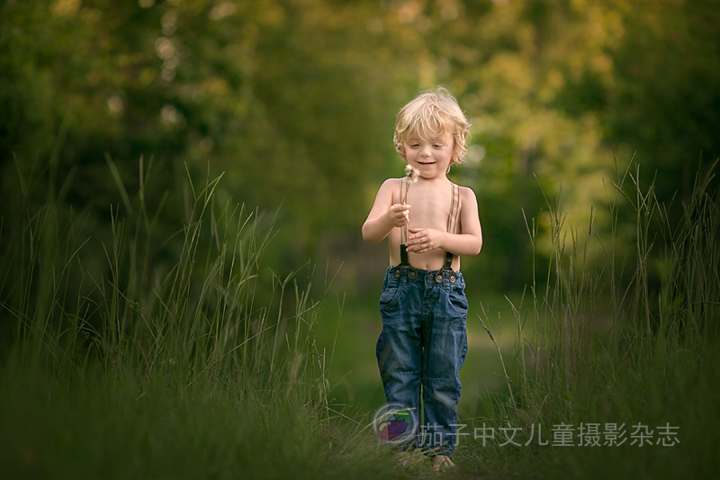 外景摄影作品：穿吊带裤的小男孩