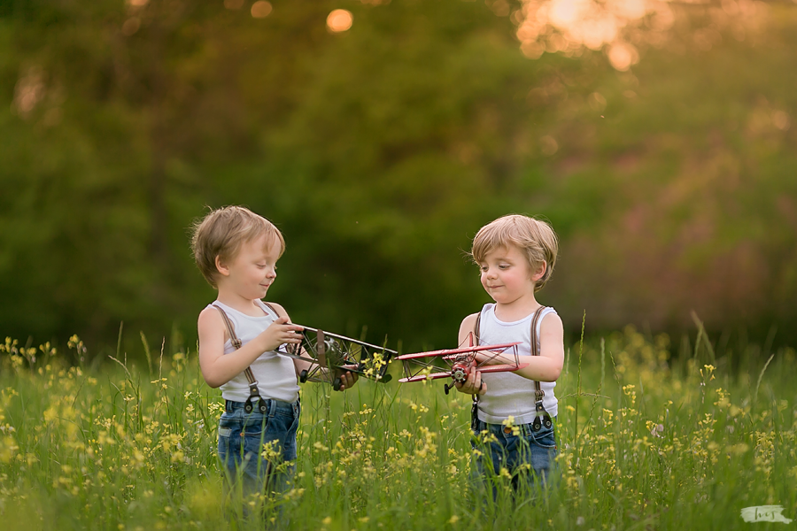 4岁双胞胎儿童外景摄影作品