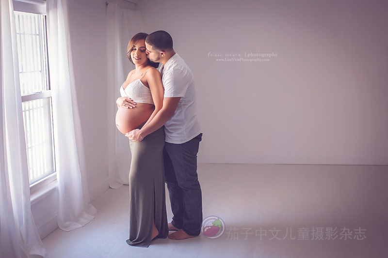 人像摄影作品：利用窗户自然光拍摄孕妇照