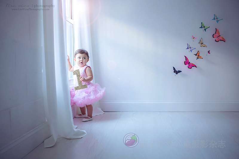 儿童摄影作品：利用窗户自然光拍摄周岁照片