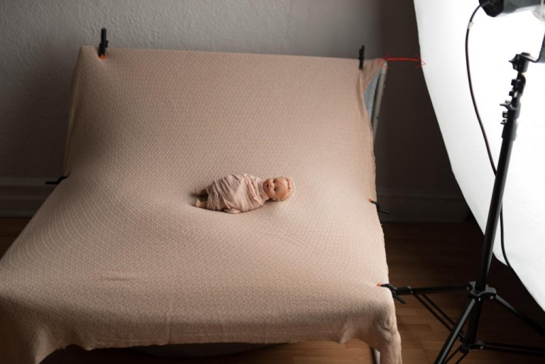 新生儿摄影娃娃模拟布光现场图