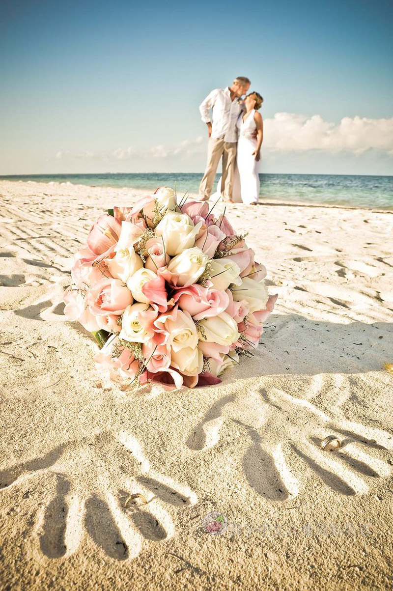 海边沙滩婚纱照片
