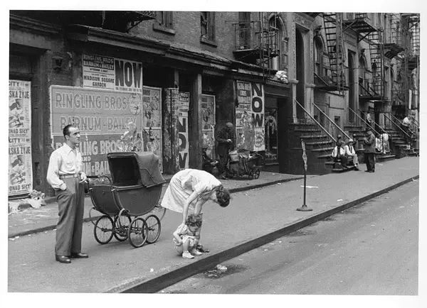 美国女性街头纪实摄影参考素材，摄影师海伦·莱维特Helen Levitt摄影作品集欣赏
