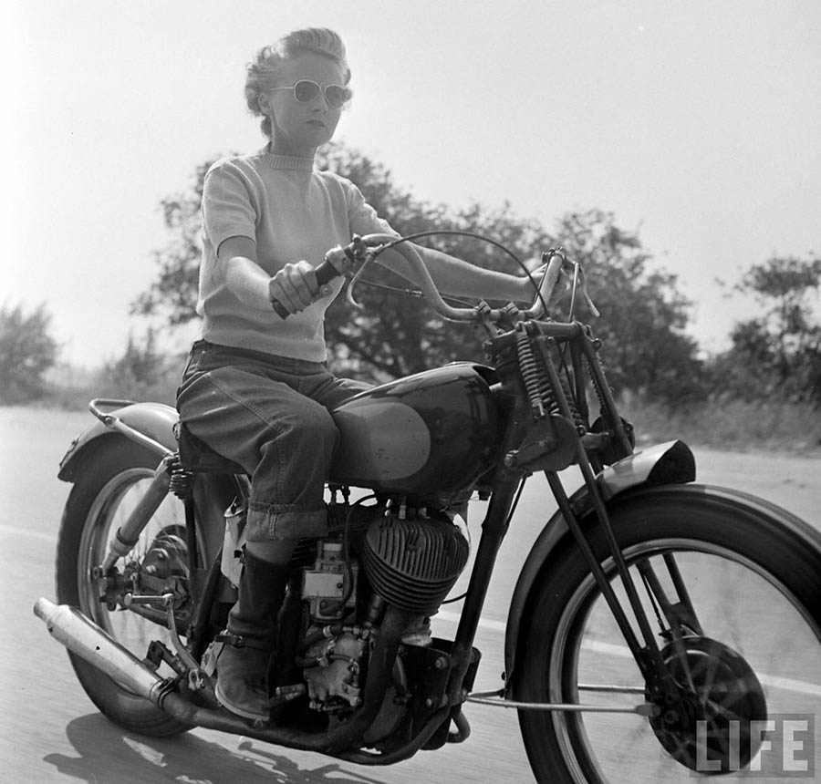 骑摩托车的女孩美国人文纪实摄影图库素材，美国摄影家Loomis Dean作品集图片欣赏