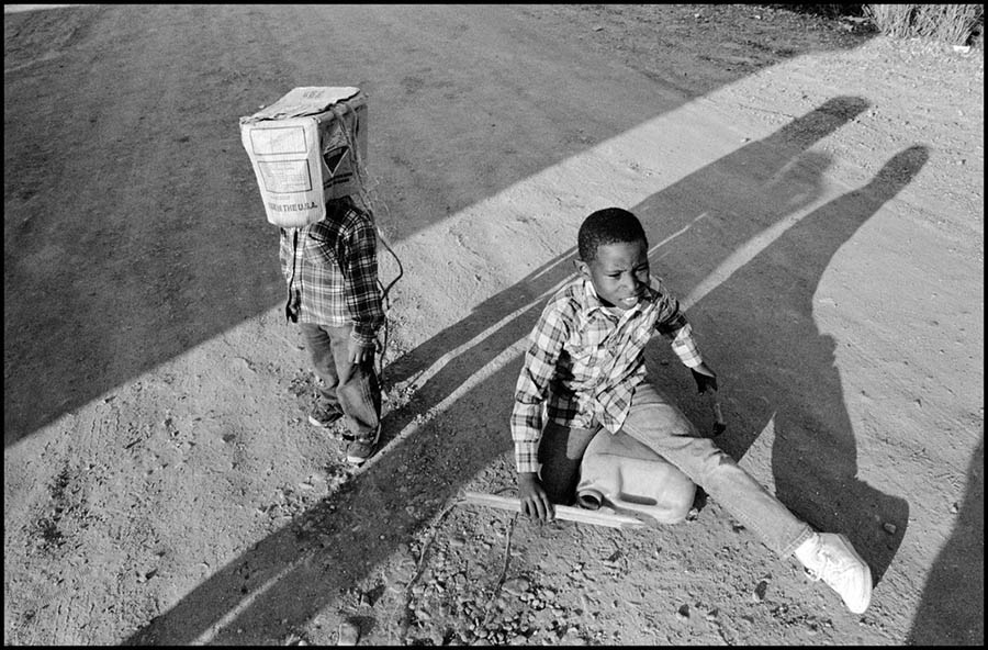 非洲战乱黑白纪实街头摄影参考学习图库，黑人纪实摄影大师埃里·里德 Eli Reed作品集欣赏