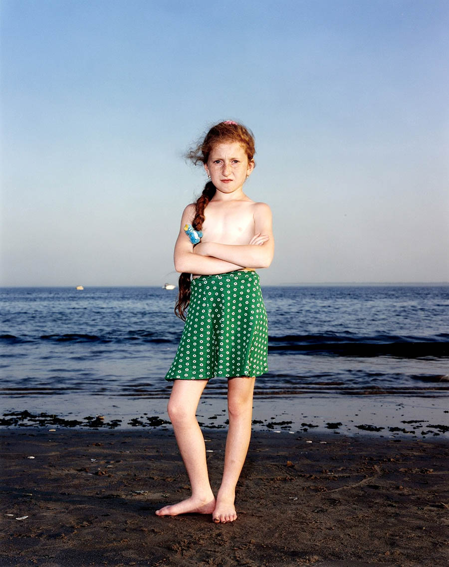 面无表情的海滩肖像人像摄影照片，荷兰人像纪实摄影家Rineke Dijkstra迪克斯特拉作品集欣赏