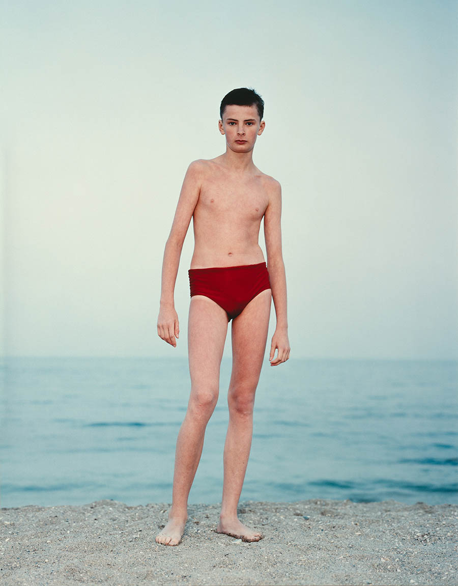 面无表情的海滩肖像人像摄影照片，荷兰人像纪实摄影家Rineke Dijkstra迪克斯特拉作品集欣赏