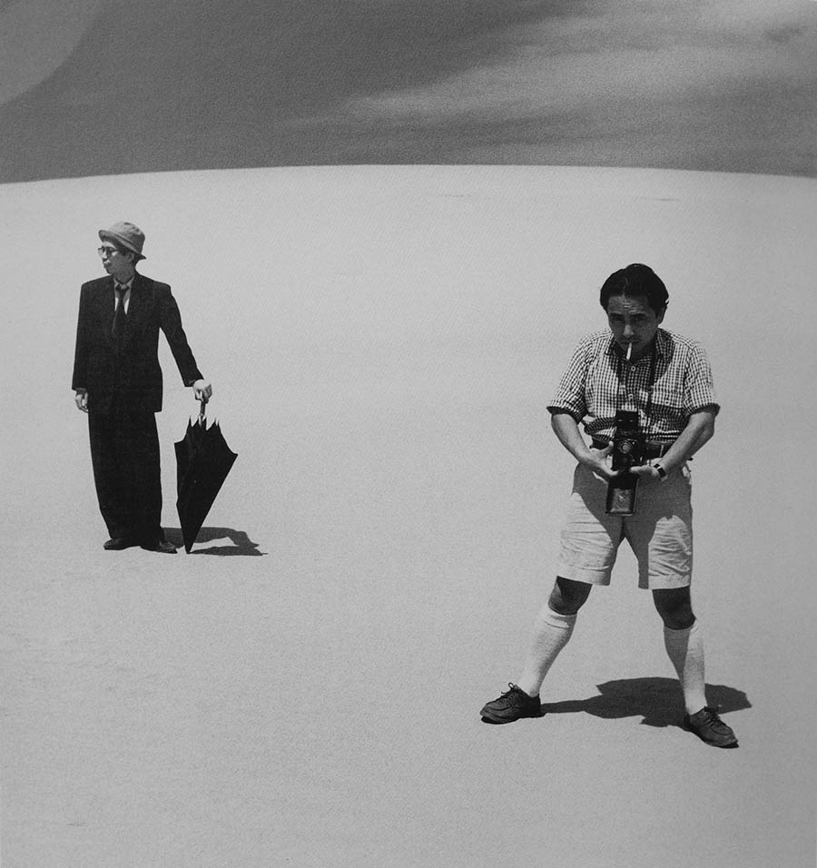 日本前卫摄影黑白纪实摄影图库，植田正治小传记沙丘系列作品集欣赏