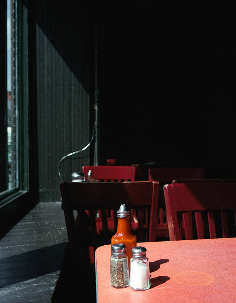 光影下的永恒孤独复古柔和光线氛围街头艺术摄影作品图库，法国摄影师Arnaud Montagard作品集欣赏