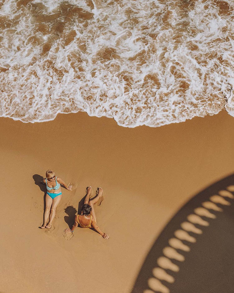 低饱和度色彩搭配极简建筑沙滩海边风光摄影图集，西班牙摄影师Yosigo作品集欣赏