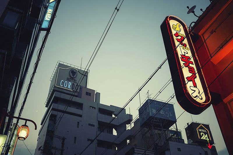 电影感氛围日本城市街头光影摄影作品欣赏，摄影师Lasse Erkola作品集图片素材