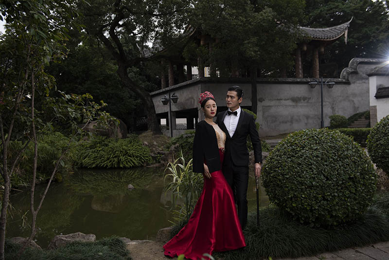 外景公园水塘红色礼服婚纱照raw未修原片，尼康单反相机NEF格式婚纱摄影原图练习素材