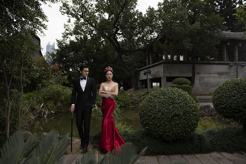 外景公园水塘红色礼服婚纱照raw未修原片，尼康单反相机NEF格式婚纱摄影原图练习素材