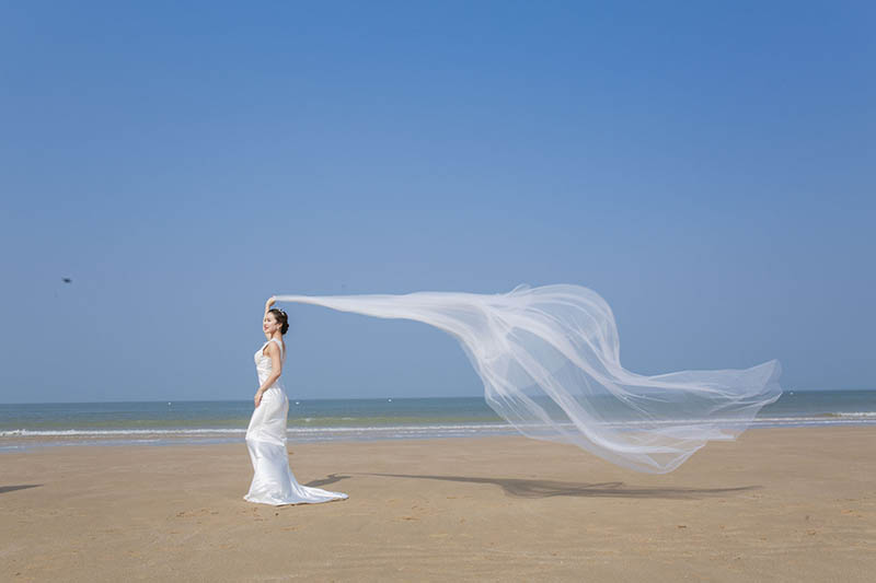 外景海边沙滩白色裙摆婚纱照raw未修原片