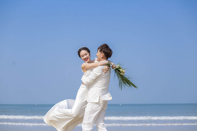 外景海边沙滩白色裙摆婚纱照raw未修原片