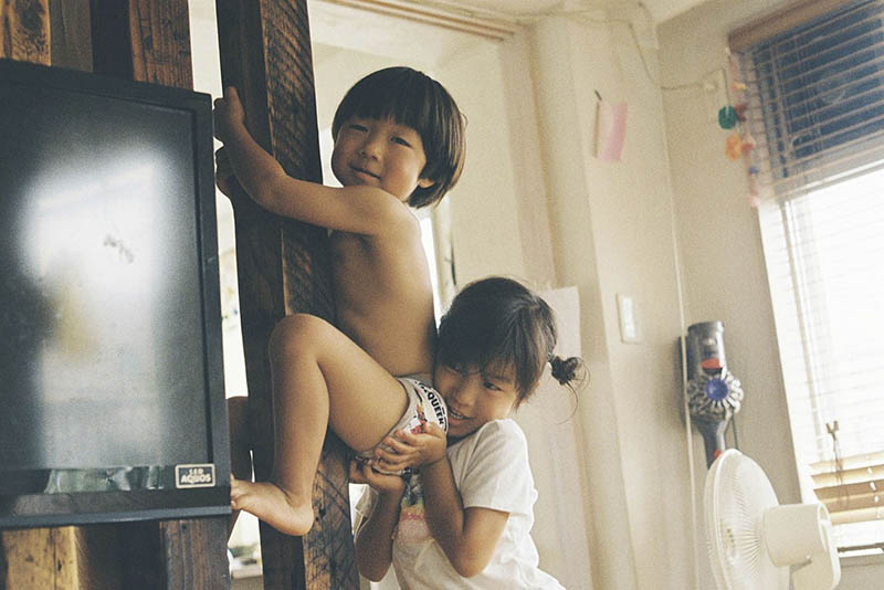日系胶片风格纪实儿童家庭亲子胶片摄影集欣赏，日本摄影师sakiko作品