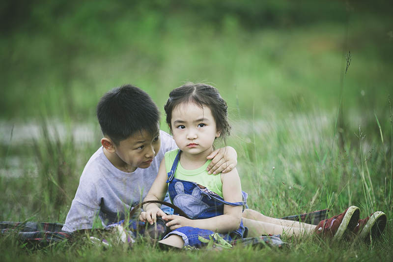 公园草地外景兄妹儿童写真raw未修原片，佳能相机cr2格式原图练习素材