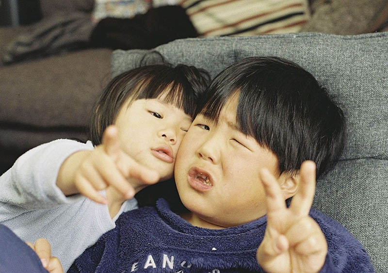日本纪实亲子家庭儿童摄影作品欣赏，ins日本摄影师mina film作品审美提升图片素材