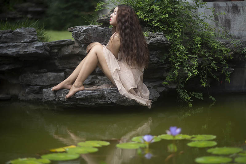 公园水池棕色纱裙美女写真raw未修人像原片
