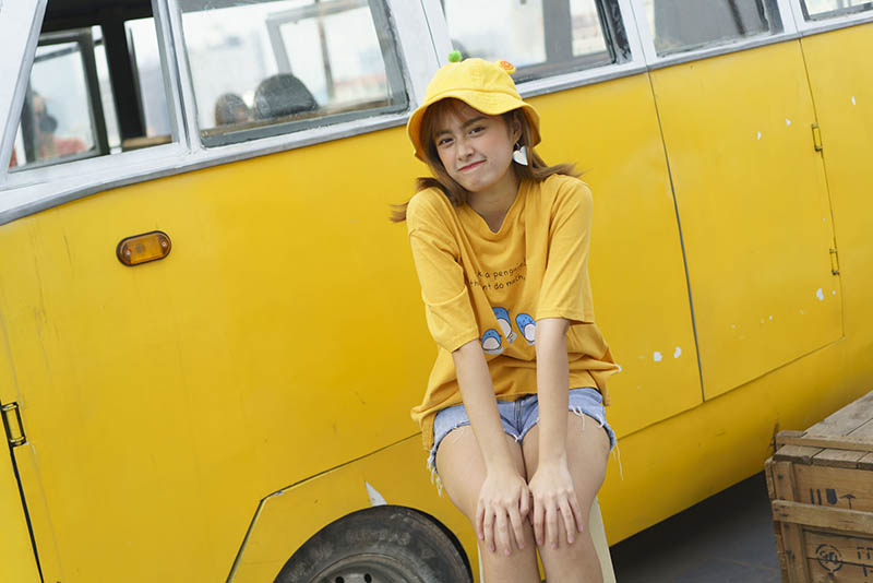 黄色巴士笑容甜美可爱女孩黄色衣服写真raw人像未修原片