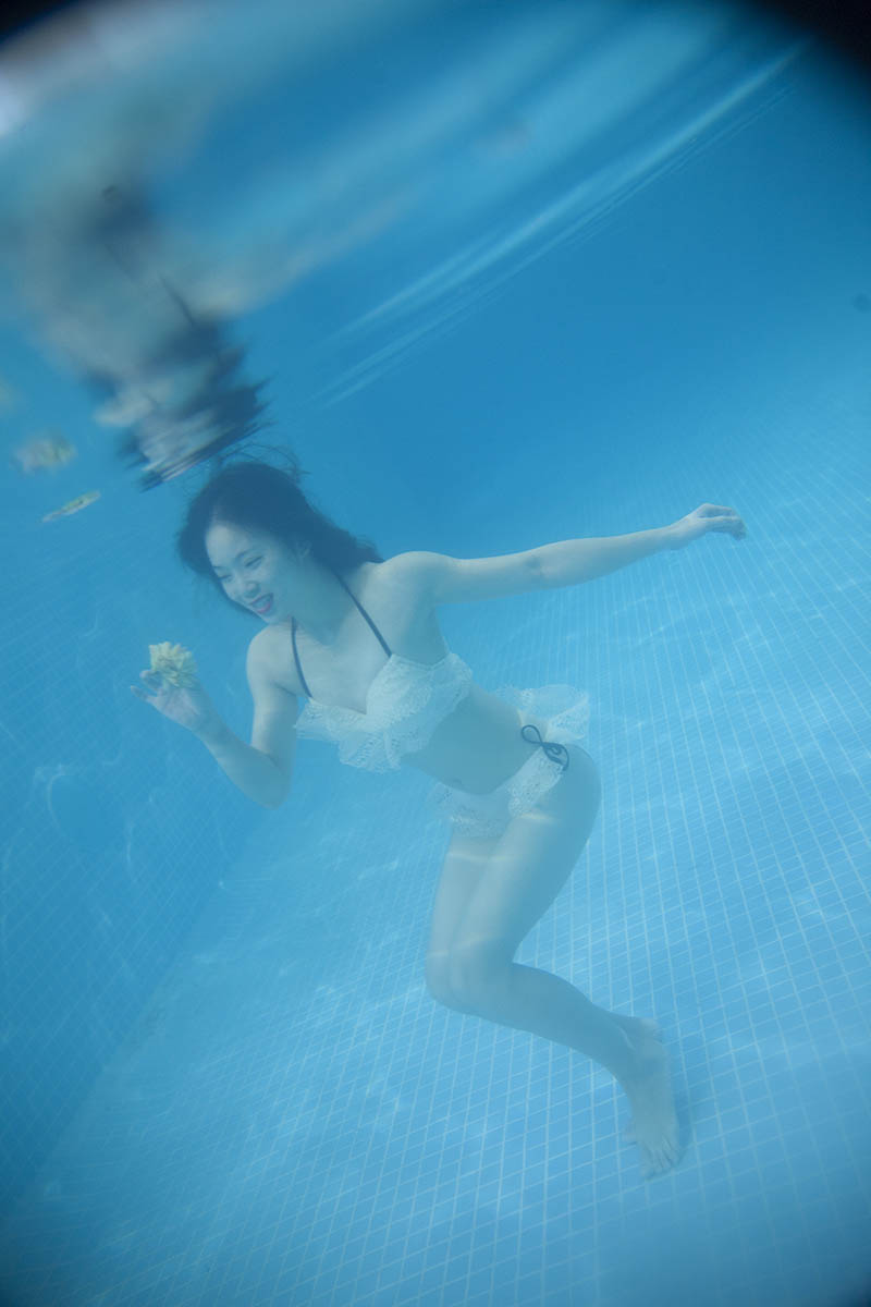 水下摄影白色内衣美女写真raw未修人像原片