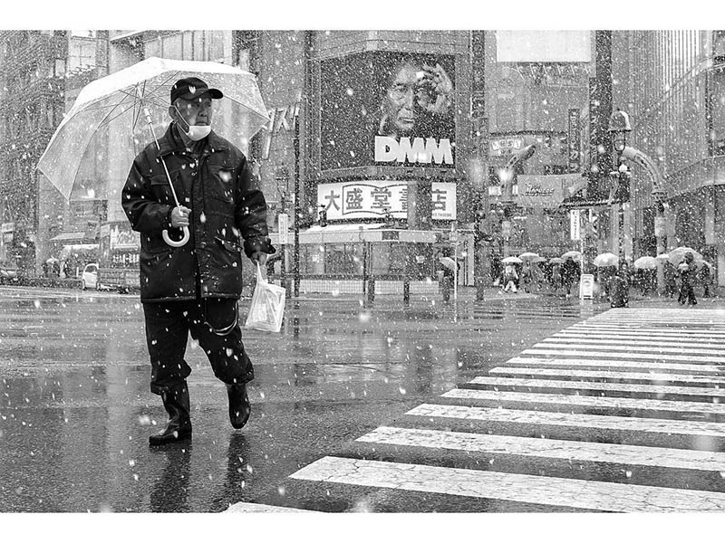 日本东京街头街拍黑白光影摄影作品欣赏