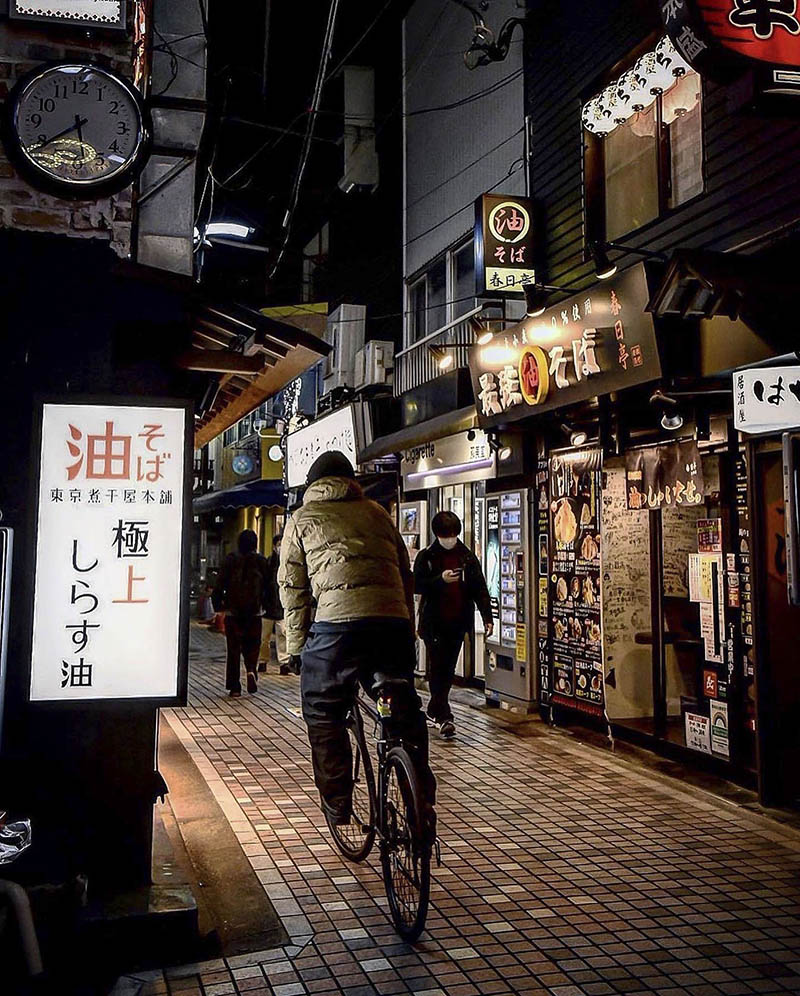 日本街头人文纪实摄影图片欣赏，摄影师Atsuyuki Nishida审美形象照摆姿提升素材