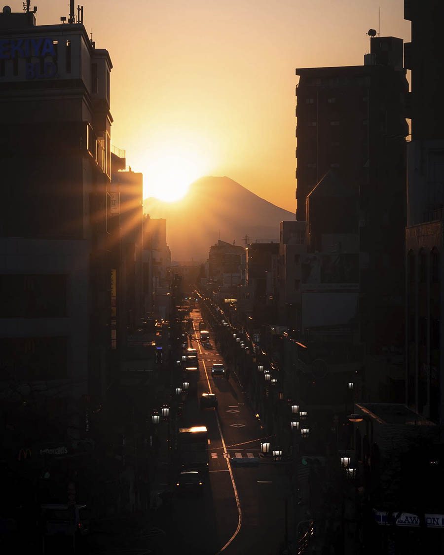 日本街头夜景风光摄影图片欣赏，摄影师Tim Hiorns审美形象照摆姿提升素材