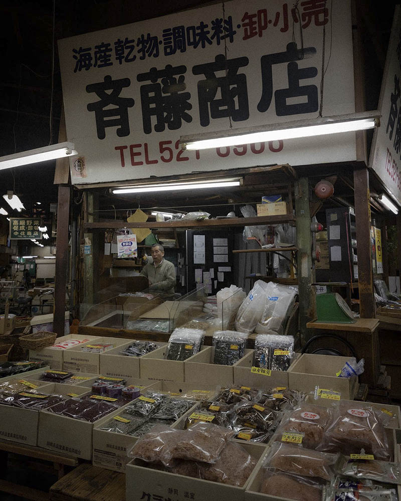 日本东京雨天夜景街拍小巷店面风光摄影作品图片欣赏，日本Yoshihiko Ueda审美提升素材