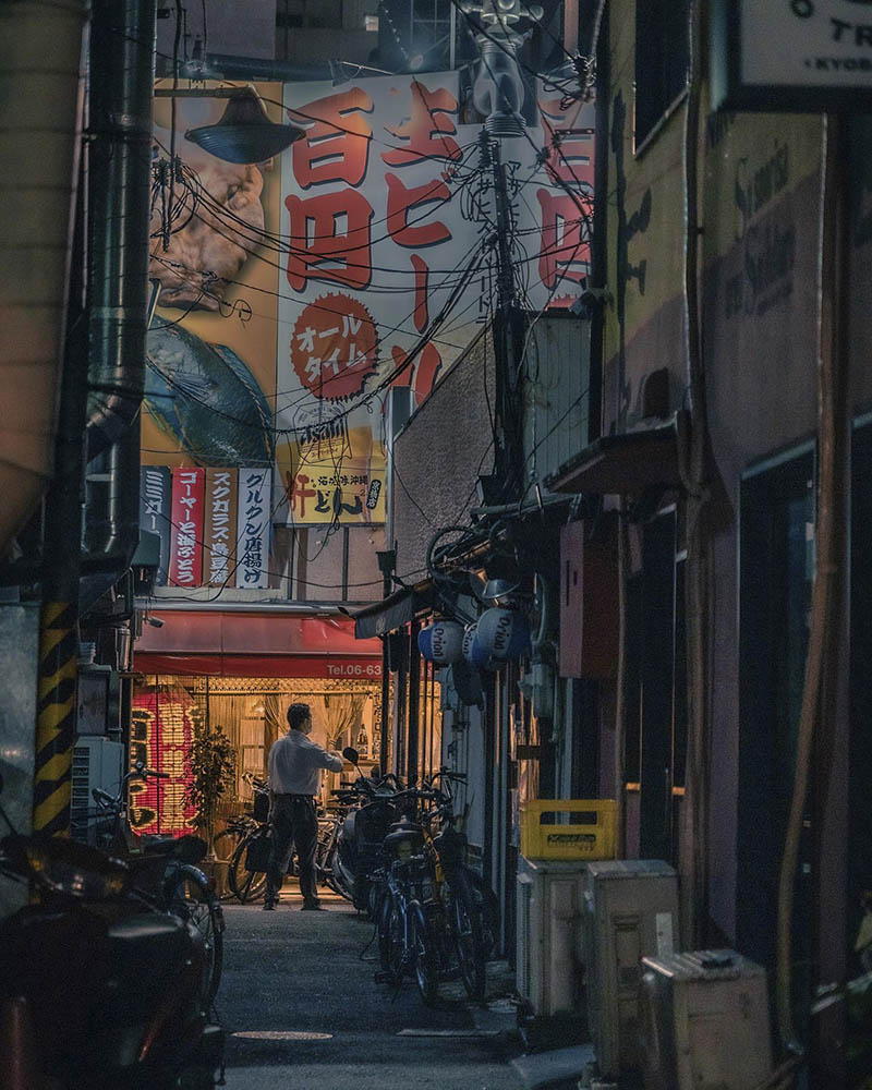 日本东京雨天夜景街拍小巷店面风光摄影作品图片欣赏，日本Yoshihiko Ueda审美提升素材