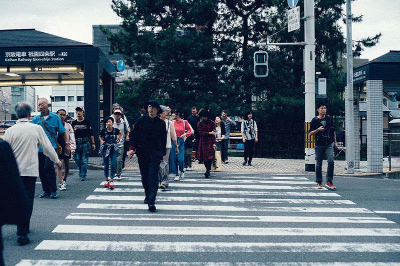 可商用街拍行人路人图片大全图库，高清大图人行道行走路人图街头摄影照片自媒体无版权图片素材合图