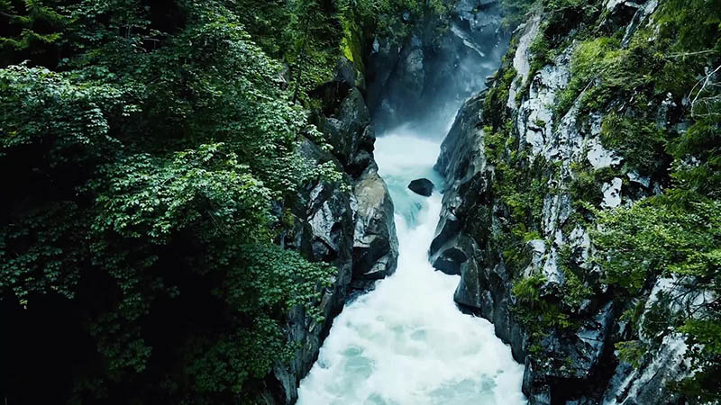 可商用瀑布溪流视频大全合集下载，高清实拍小溪水流风景视频抖音剪辑mp4无水印无版权短视频素材