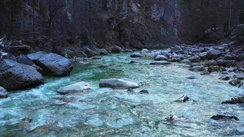 可商用瀑布溪流视频大全合集下载，高清实拍小溪水流风景视频抖音剪辑mp4无水印无版权短视频素材