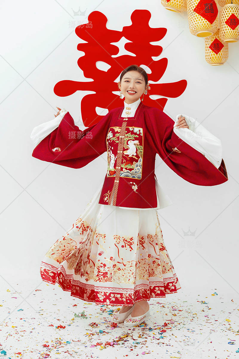 影楼摄影工作室马面裙结婚婚纱照样片图片