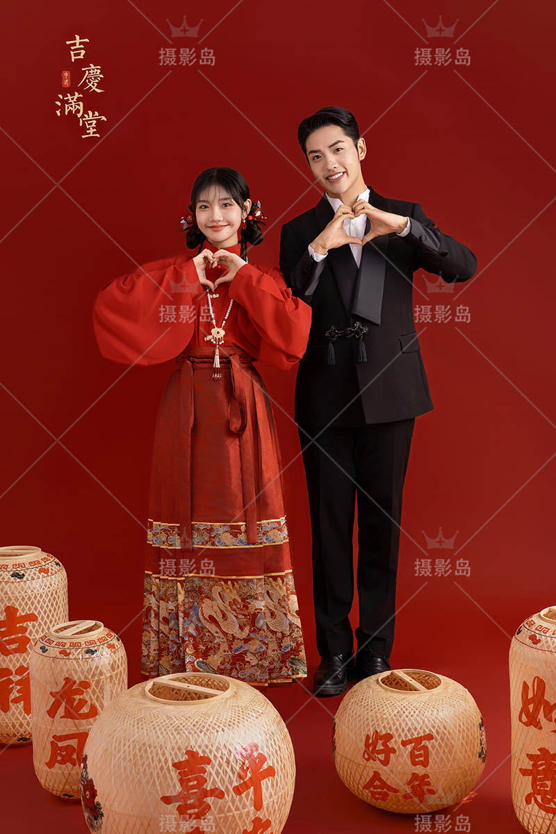 影楼红色喜庆马面裙结婚婚纱照样片摄影图片
