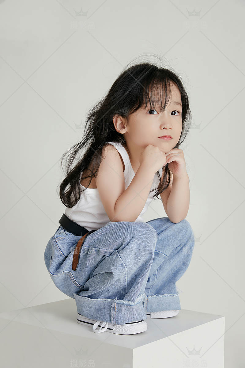 照相馆棚拍浅灰底儿童写真母女亲子照样片图片