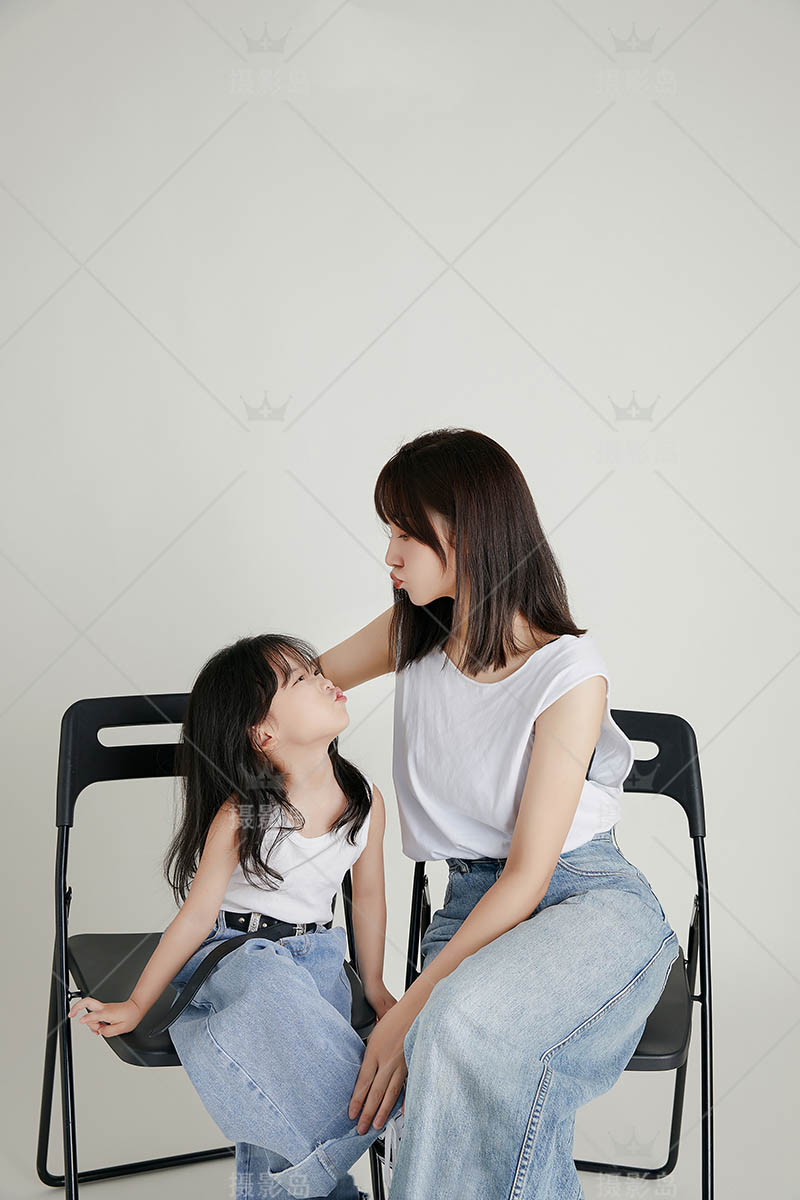 照相馆棚拍浅灰底儿童写真母女亲子照样片图片