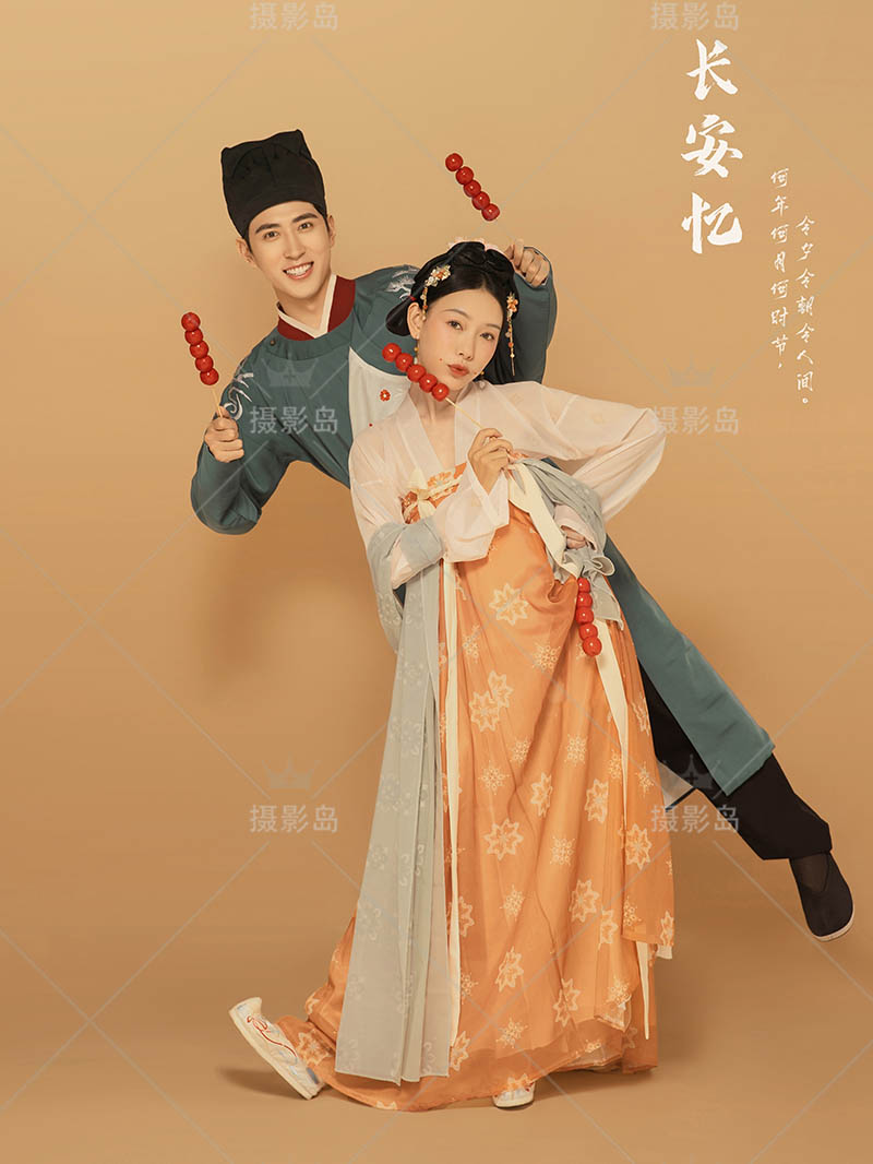 棚拍麦芽黄底色情侣古装亲子照写真样片，照相馆亲子合照图片