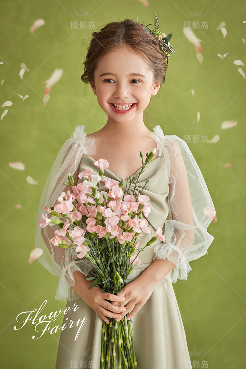 影楼摄影棚拍摄手捧鲜花女童写真样片，照相馆样照图片