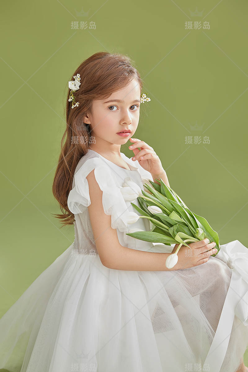 照相馆棚拍手拿鲜花女孩儿童写真样片，影楼工作室样照图片