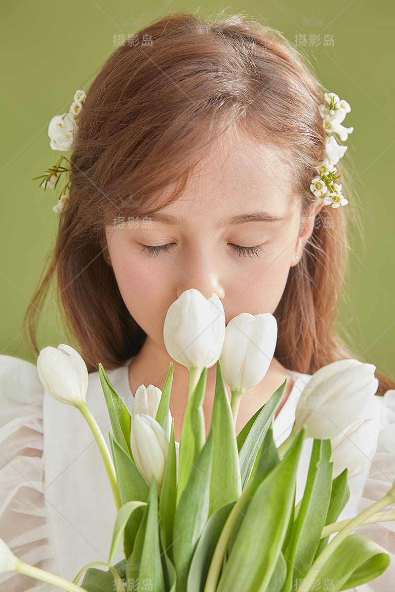 照相馆棚拍手拿鲜花女孩儿童写真样片，影楼工作室样照图片