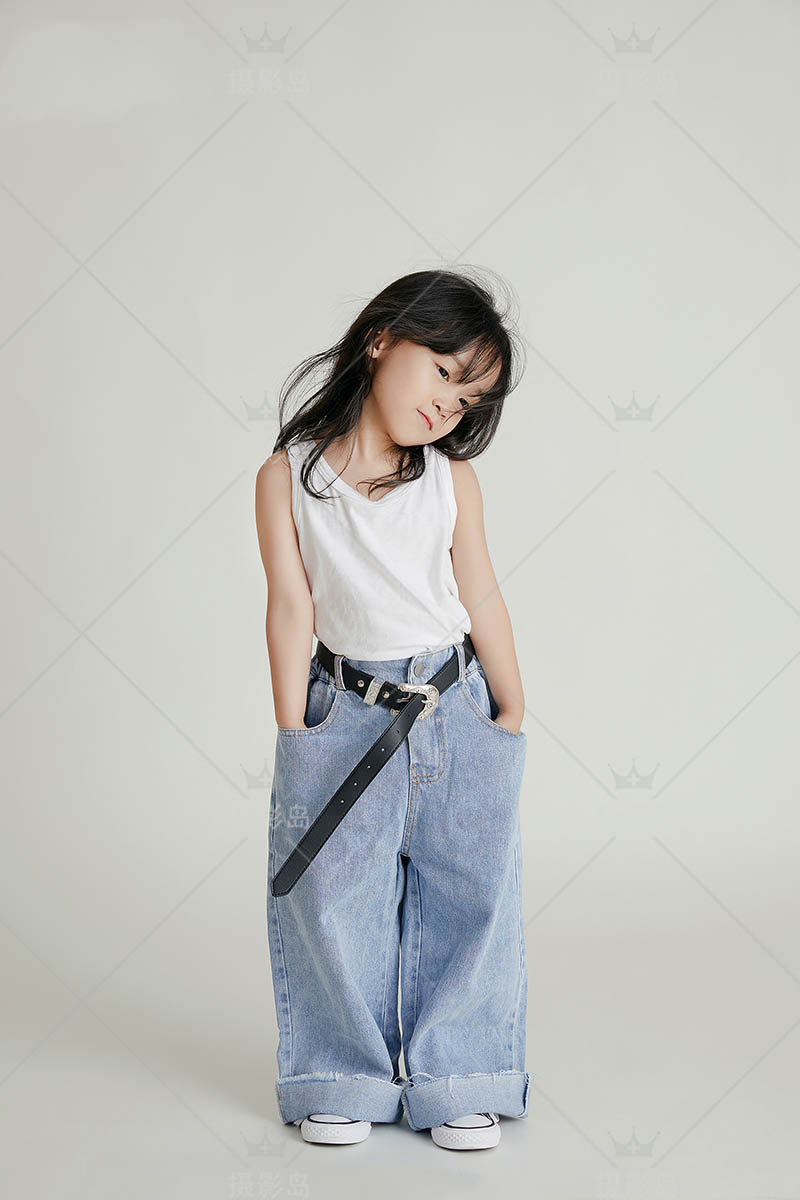 照相馆棚拍浅灰底儿童写真母女亲子照样片图片